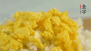 將雞蛋碎、西蘭花碎和放涼的米飯混合，用少許鹽、橄欖油調(diào)味。