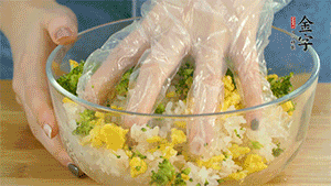 將飯團用手搓捏成圓球狀。