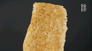 油炸豬皮冷水泡發(fā)，切成菱形。