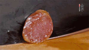 金字火腿肉香腸上鍋蒸15分鐘，切片備用。