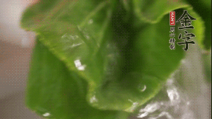 小青菜從根部掰開，分別洗凈。