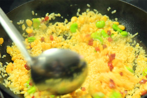 然后加入炒好的食材混合均勻，炒熟即可。出鍋前加少許黑胡椒、鹽和蔥花就可以啦?。?！