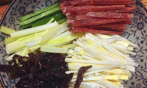 黑木耳泡發(fā)，黑木耳、韭黃、雷筍、青椒切成絲。
