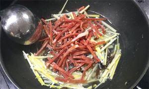 火腿絲、筍絲、黑木耳絲汆水后，瀝干。