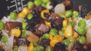 出鍋前加蠔油、生抽調(diào)味，撒點(diǎn)熟白芝麻即可。