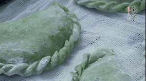 【制作】2.蒸架上墊浸濕的屜布，再放上清明果，大火蒸10~15分鐘，完成，出鍋啦！