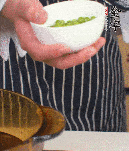胡蘿卜、豌豆和干花菇焯水。