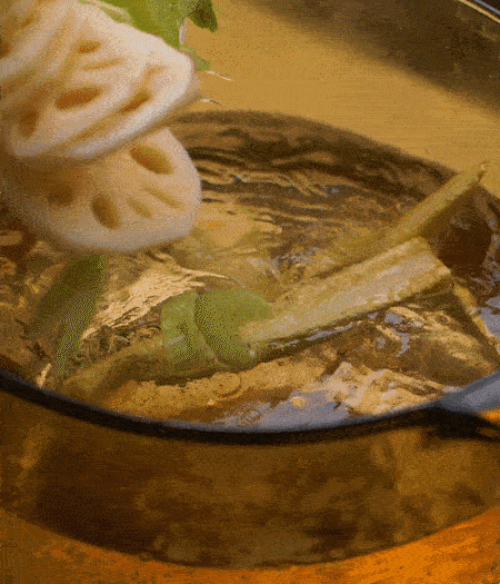 把玉米筍（對半切開）、西芹（切斜片）、蓮藕（切片），放入開水鍋內(nèi)，加點少許鹽、油，汆燙2分鐘。