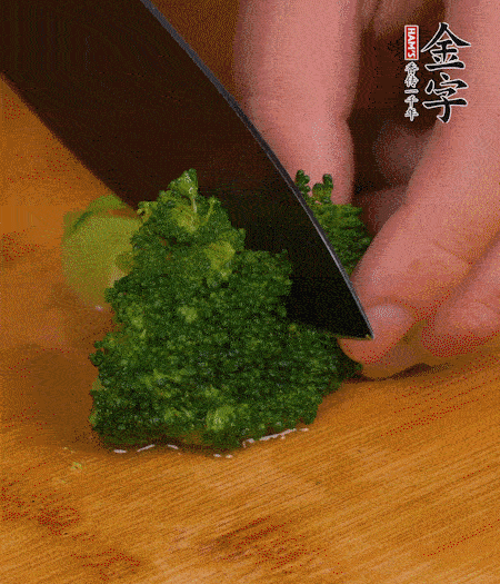 西蘭花用淡鹽水浸泡十幾分鐘后過(guò)開(kāi)水焯燙熟后撈出。