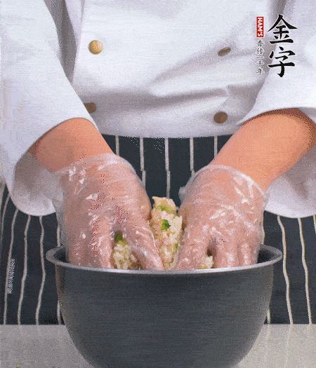 米飯中放西蘭花碎、咸肉丁，加少許黑胡椒、十來(lái)滴橄欖油拌勻。