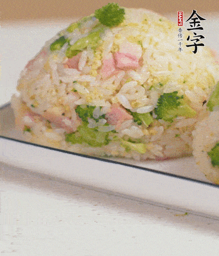 拌好的飯攥成飯團(tuán)。