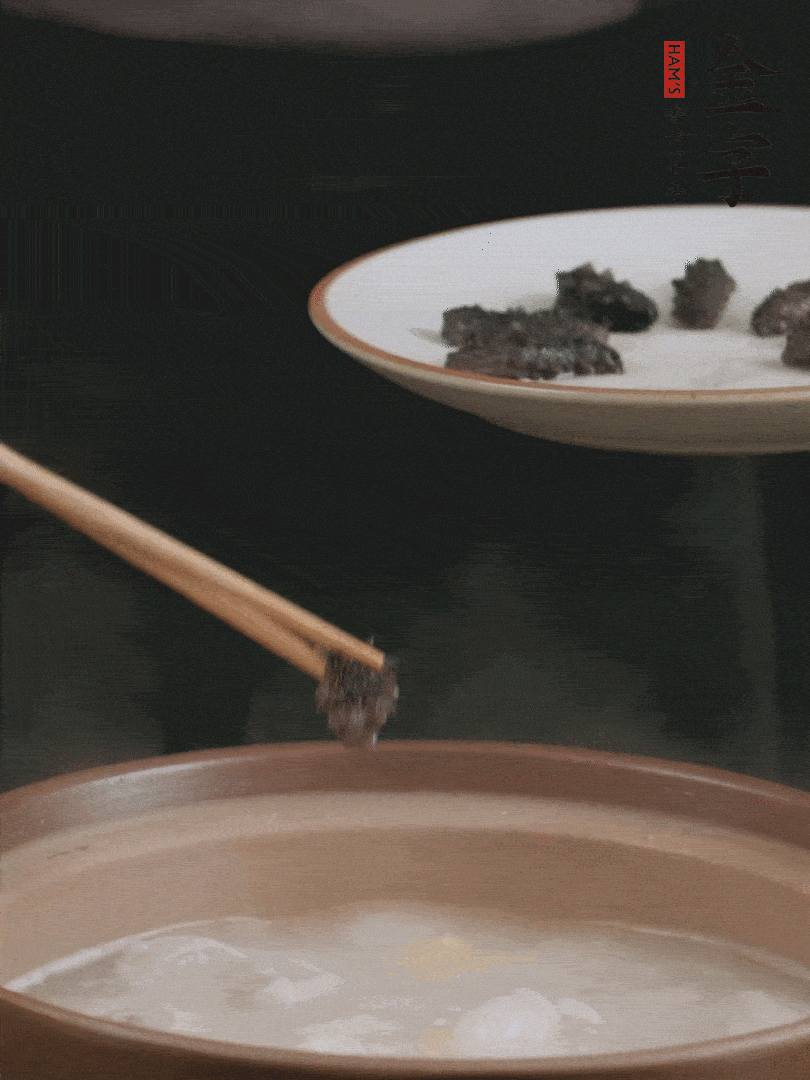 期間雞湯燉到80分鐘時(shí)，加小海參再燉10分鐘。