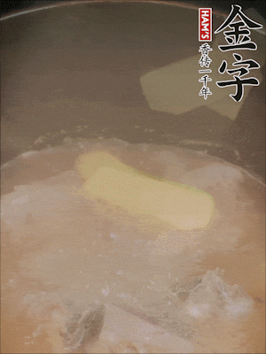 排骨洗凈，加生姜、黃酒焯水，溫水洗凈備用。