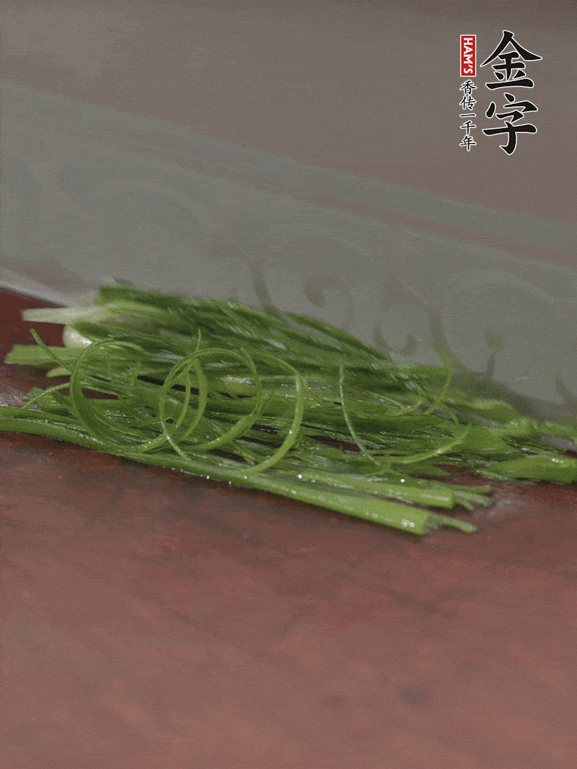 生姜切薄片，紅椒切細絲，小蔥蔥綠切細絲，泡入冰水中保持新鮮。