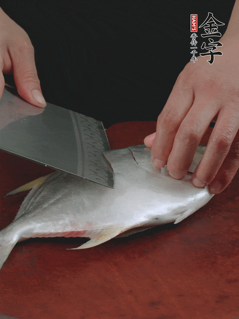 處理干凈銀鯧魚1條，表面斜刀切出花刀。
