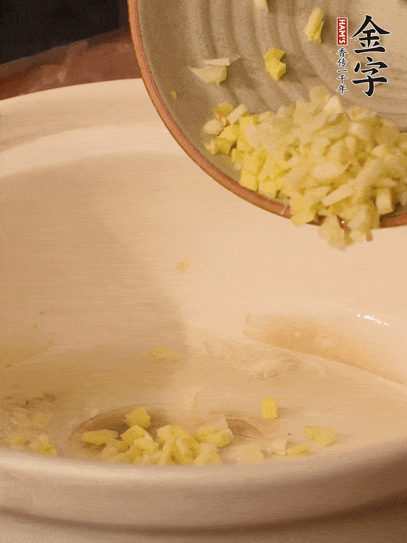 熱油下鍋，姜爆香。下冬瓜略微翻炒。
