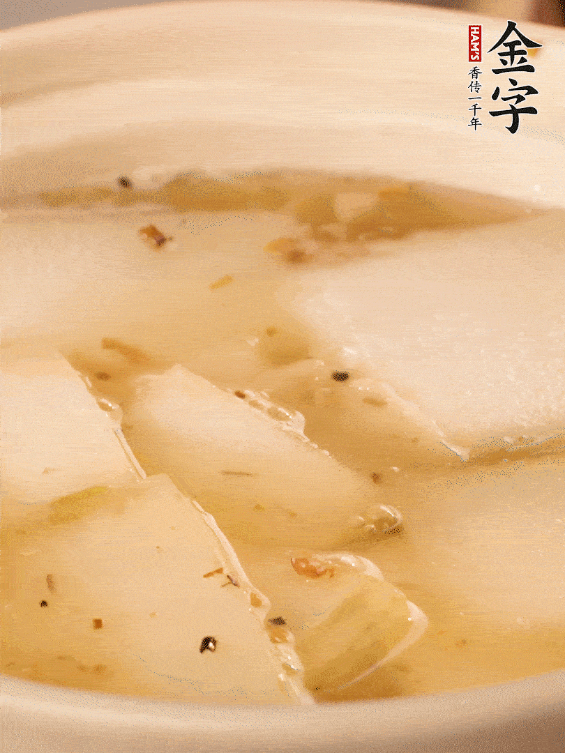 加入適量清水，再放咸肉，淋點(diǎn)黃酒添味。