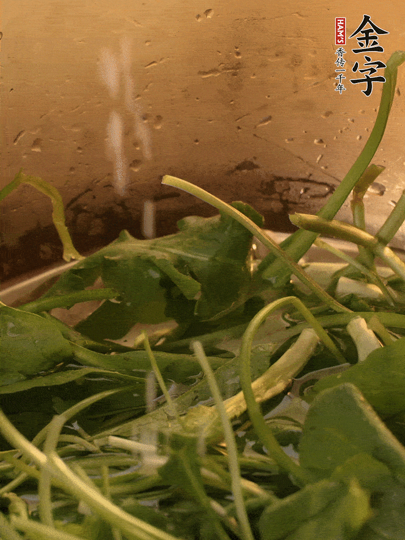薺菜去掉根部，加小蘇打、鹽熱水沸騰燙軟。