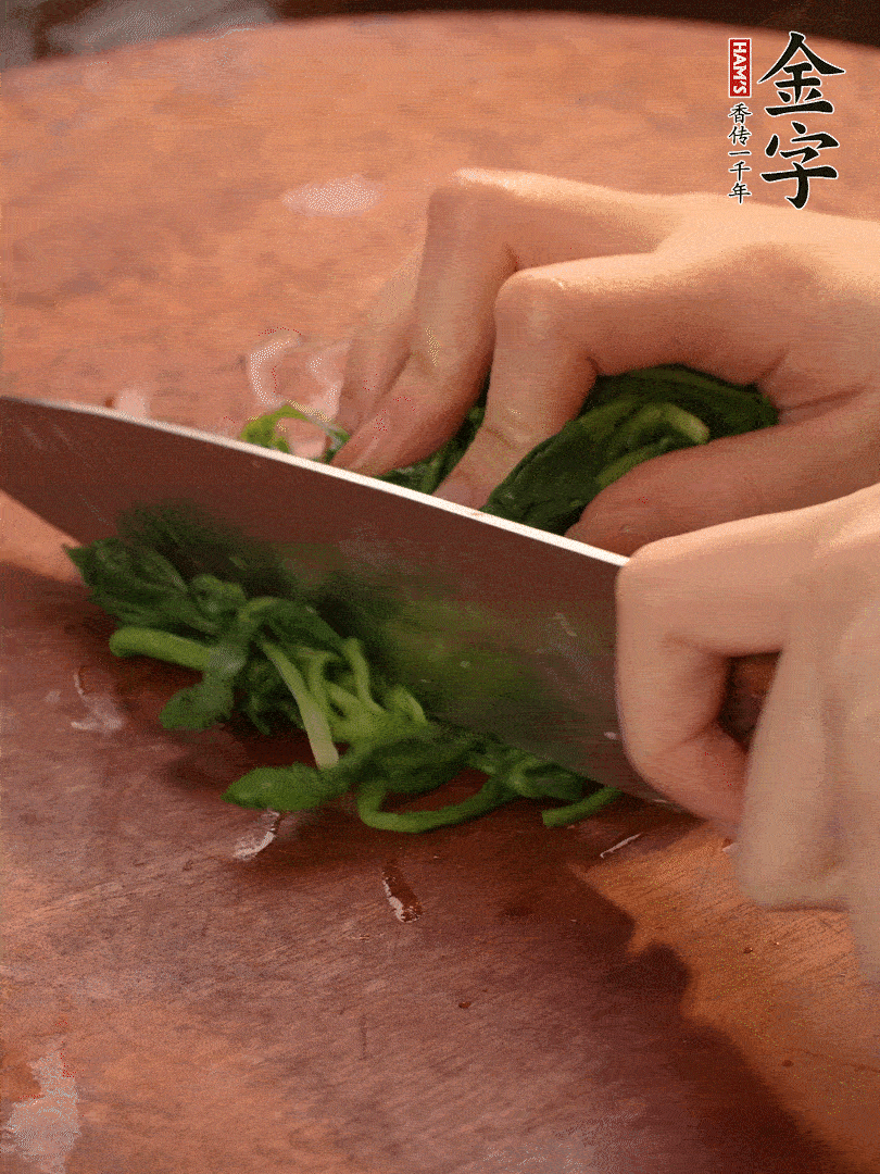 晾涼拽干水份，切碎備用。