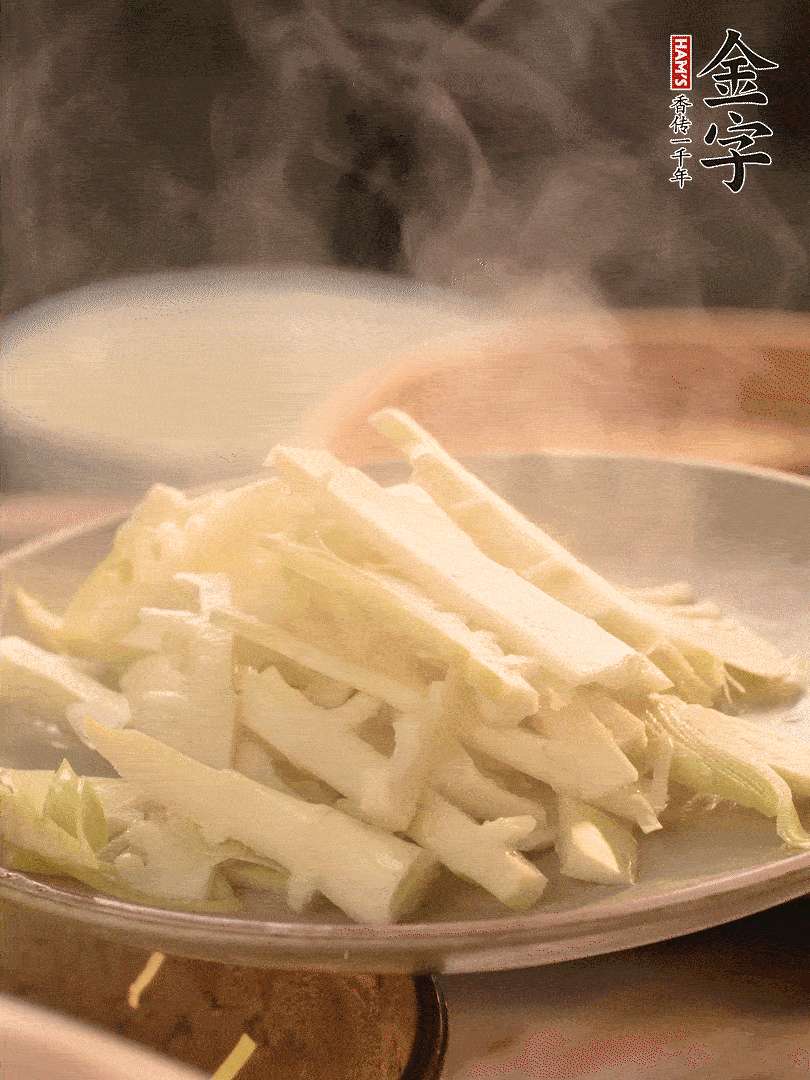 春筍切薄片，焯水去除澀味。