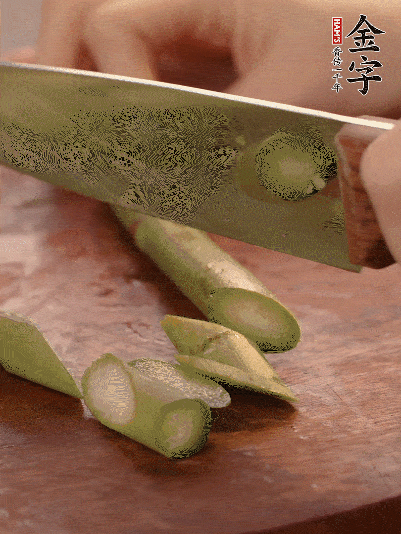 蘆筍去掉底部老的部分，斜切成段。白玉菇去掉根部，日本豆腐切成圓厚片。
