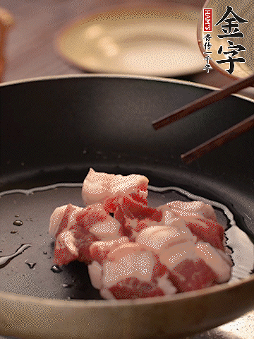 五花肉切條，煎到兩面金黃。