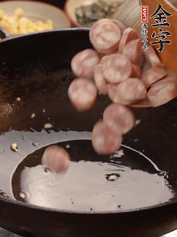 余油煸出金字烤腸香味，盛出備用。