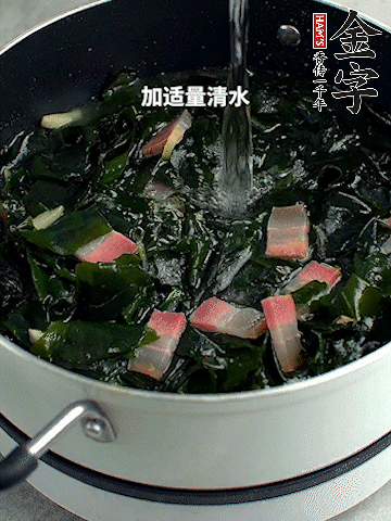 放入泡發(fā)好的裙帶菜翻炒一下，加適量清水燉煮。