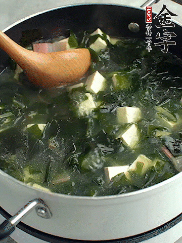 煮到沸騰后，再放入豆腐蓋蓋子煮3分鐘。