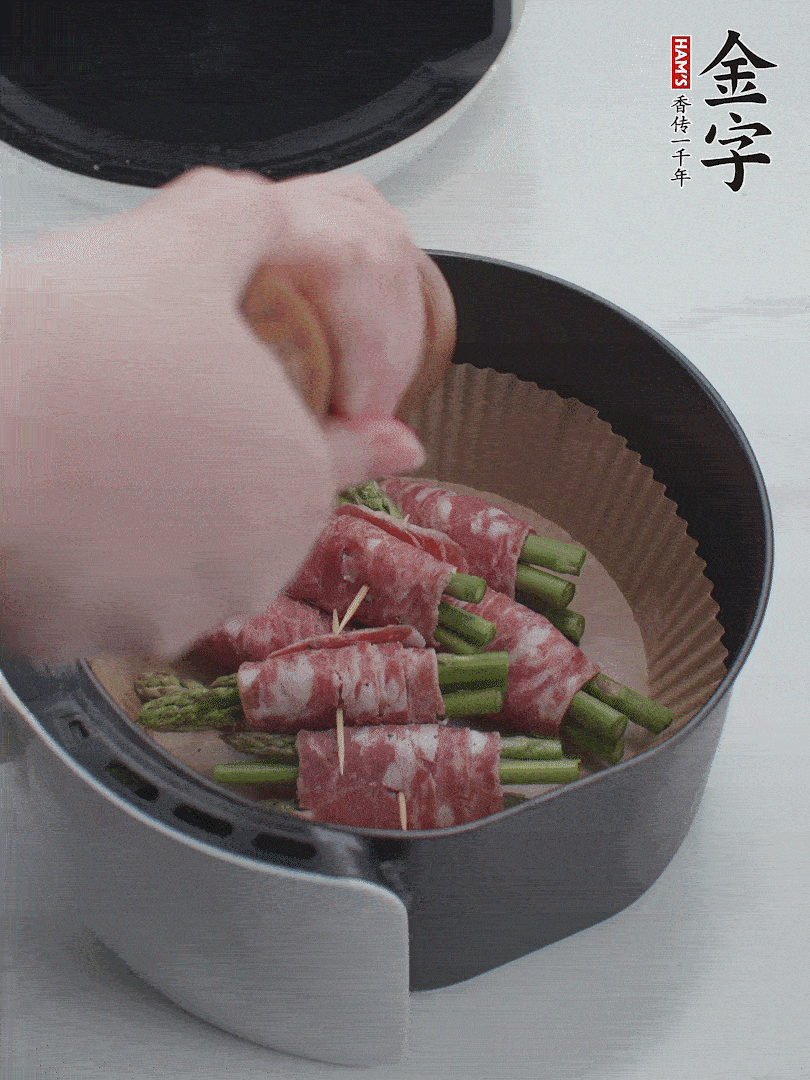 在培根卷上撒點(diǎn)黑胡椒碎。