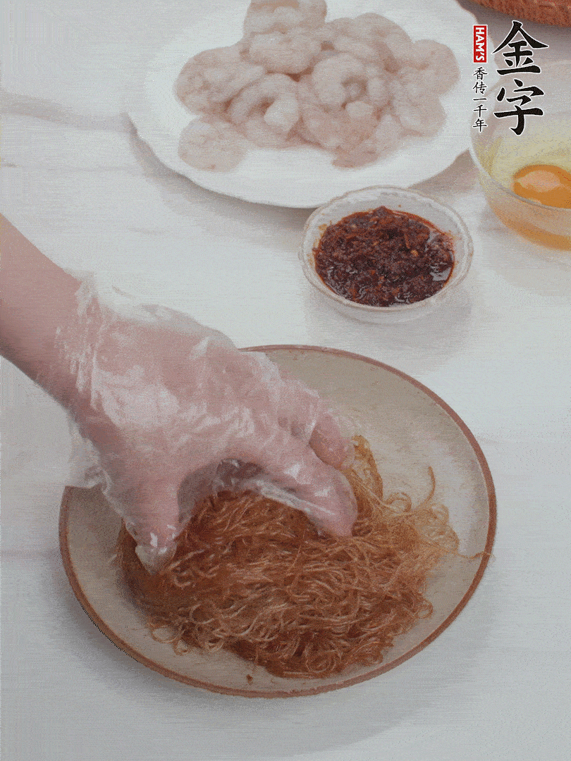 粉絲泡軟后，入沸水煮10秒，撈出后加1/2勺老抽、1/2勺食用油挑松。