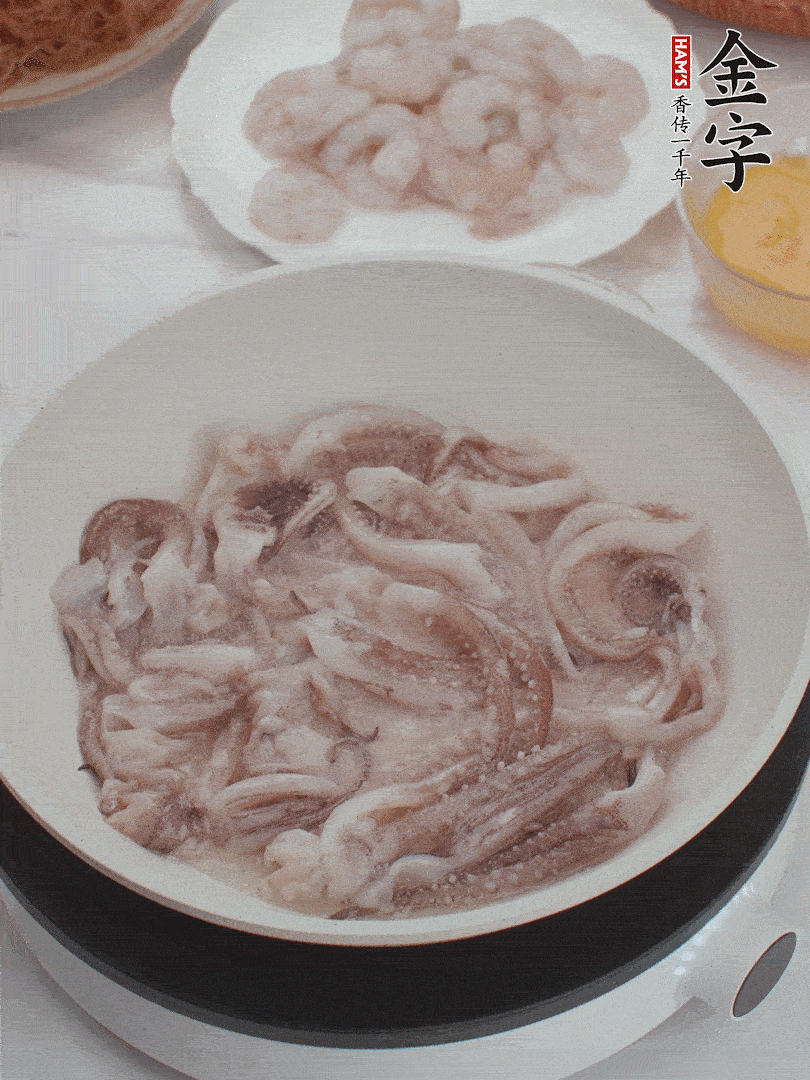 蝦仁、魷魚滑油，蛋液炒制半熟。