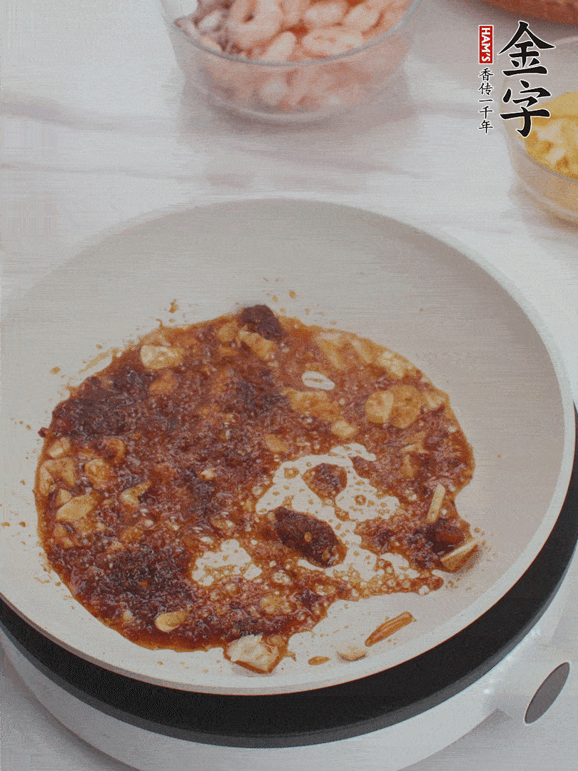 冷鍋熱油，1大勺金字火腿XO醬、蒜末炒香，倒粉絲一起炒。