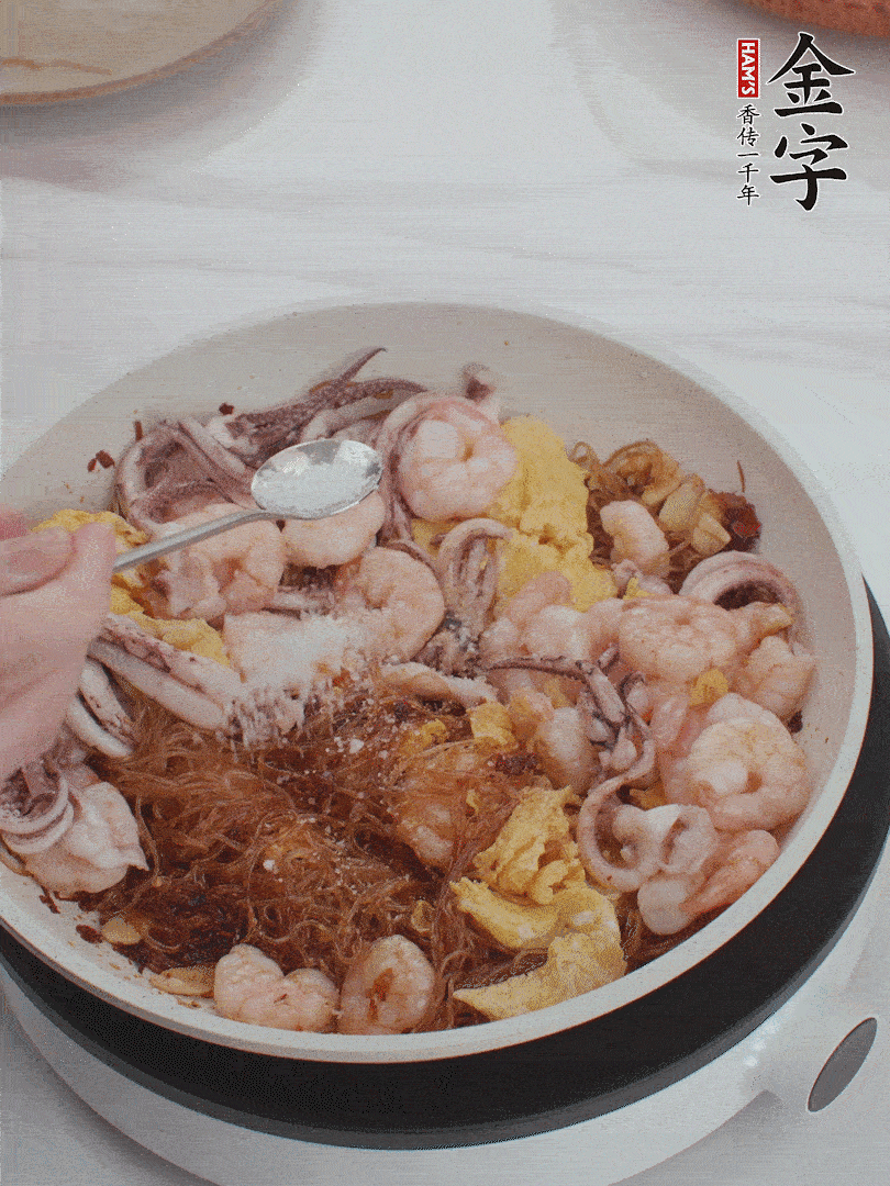 加雞蛋，蝦仁，魷魚混合。
