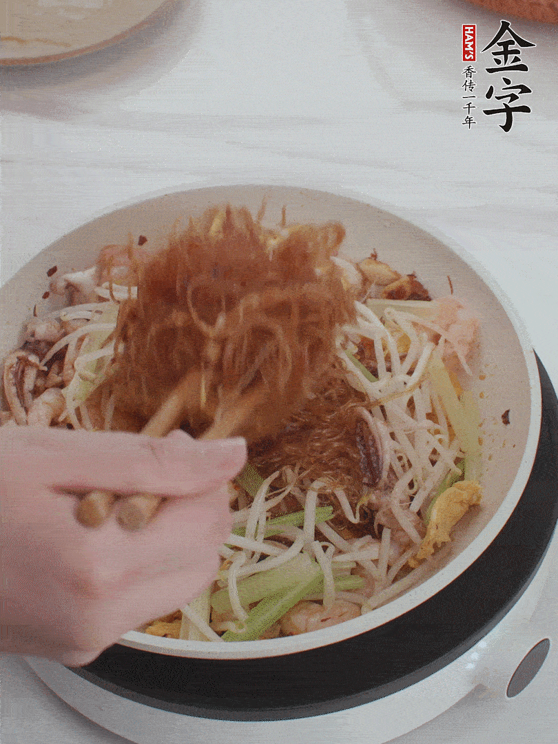 放焯好水的香芹、豆芽翻炒挑松。