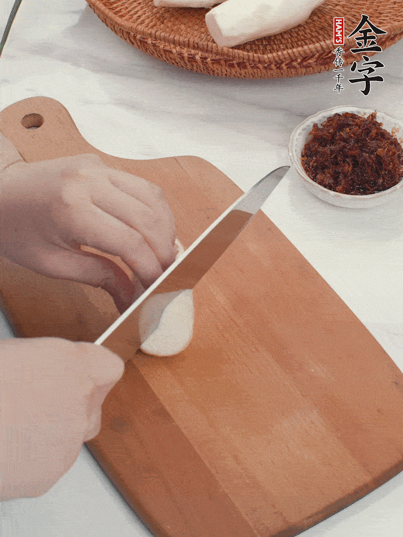 茭白剝殼，洗凈后切滾刀塊。