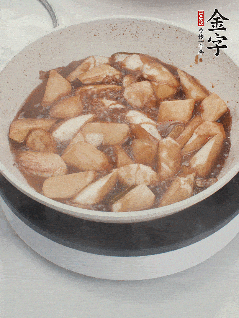 待茭白煸到微微發(fā)黃加入調(diào)好的味汁翻炒。加一小碗清水蓋蓋子燜3-4分鐘。