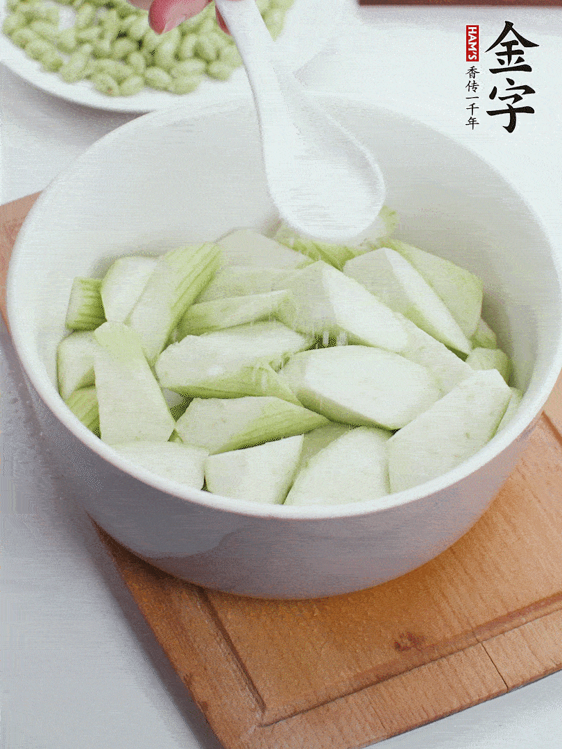 水中加1勺鹽浸泡，防止變黑。