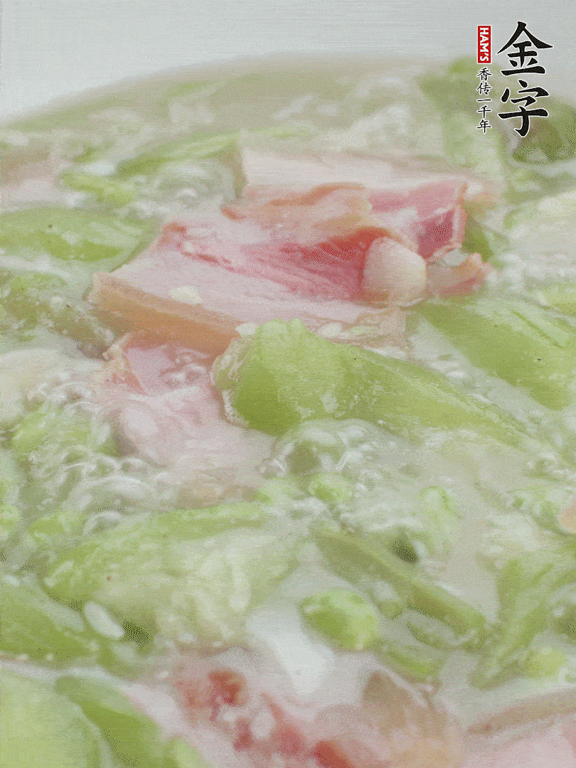 加一點熱水、白胡椒粉、雞精翻炒1分鐘。
