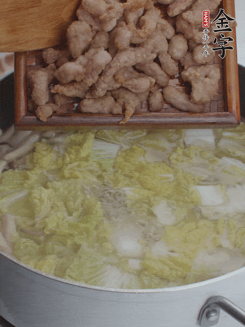 水開后煮10分鐘，下娃娃菜、小酥肉煮3分鐘。