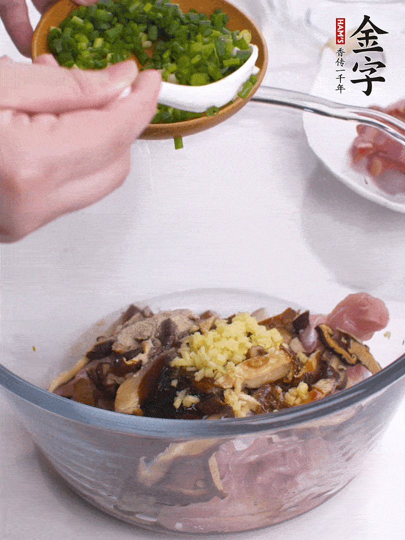 雞肉、香菇混合，加清水1/3杯、料酒1勺、蠔油1勺、鹽1勺、糖1/4勺、白胡椒1/4勺、食用油1勺、香油1/4勺、姜末、蔥花，攪拌均勻腌制2小時(shí)。