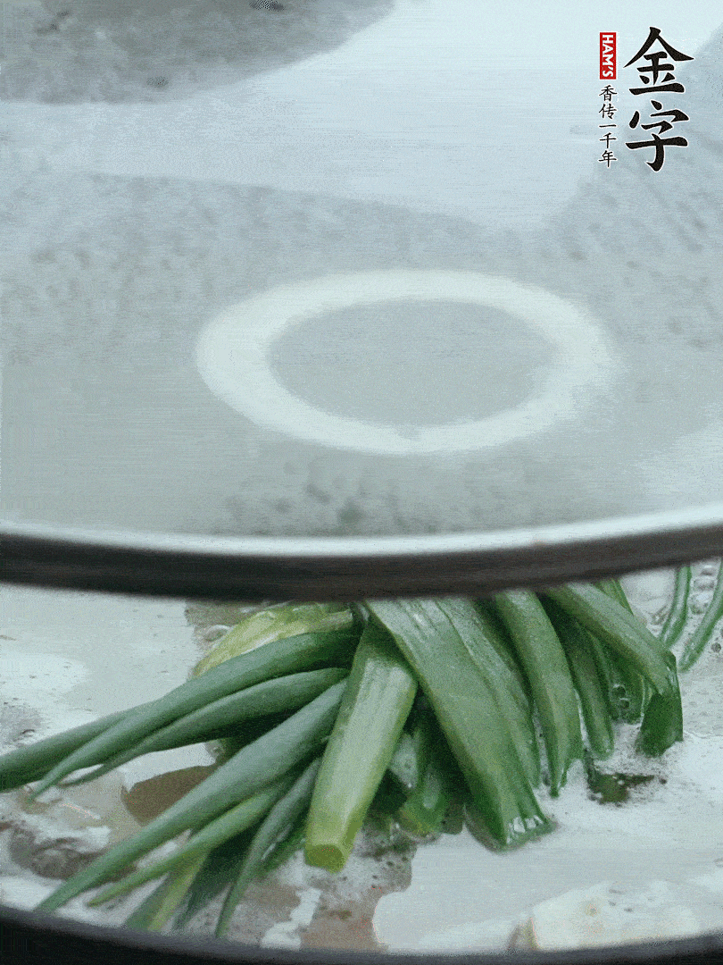 加蔥結(jié)去腥，大火開后中火燒20分鐘。