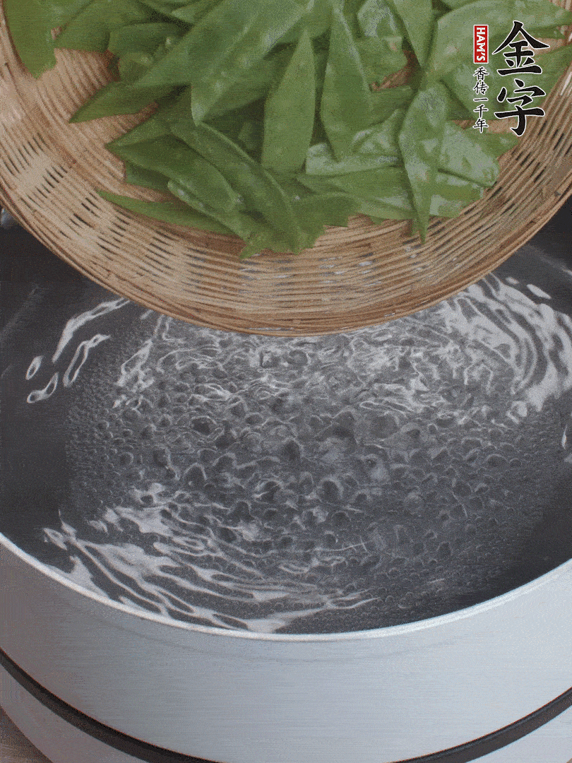 甜豆莢撕掉老筋，斜切兩半，焯水1分鐘。