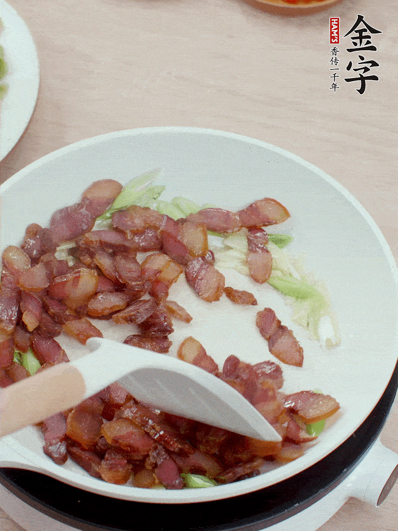 鍋中少許油，姜、蒜白爆香，下臘肉煸出油脂。
