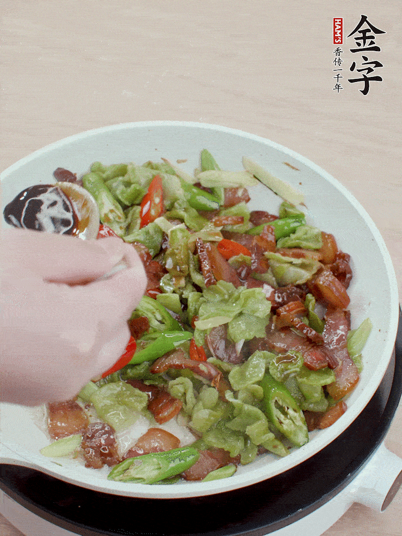 2勺生抽調(diào)味，最后撒蒜葉。