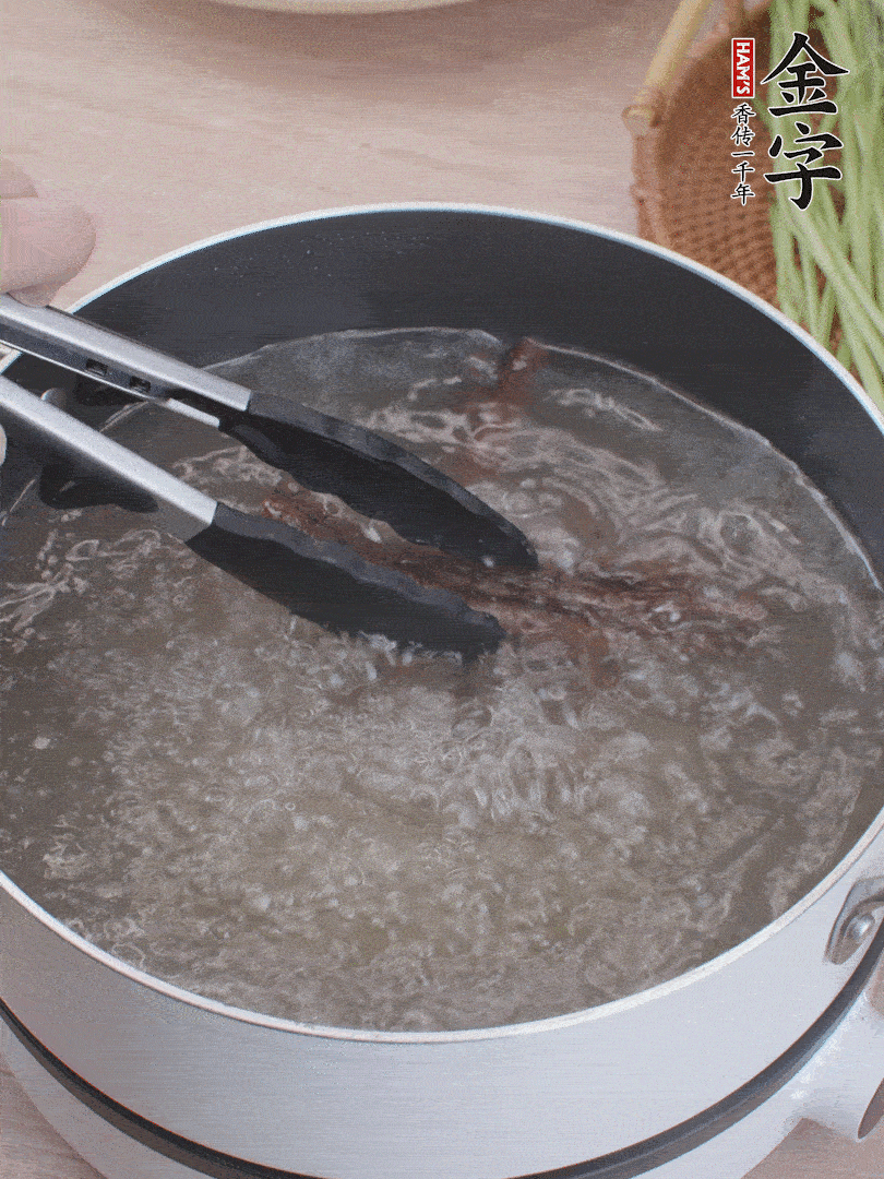 金字醬油肉下鍋煮10分鐘，切薄片。