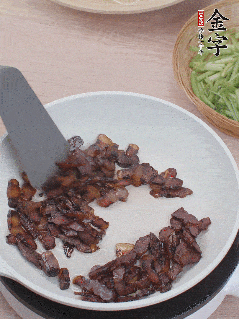 起鍋熱油，煸香醬油肉。