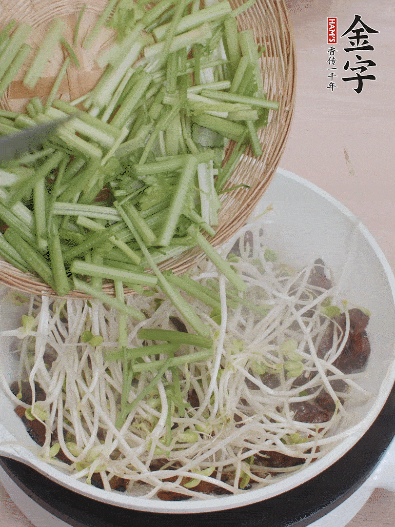 下豆芽、香芹翻炒均勻。