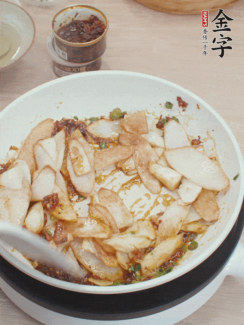 下山藥炒勻，撒蔥花。
