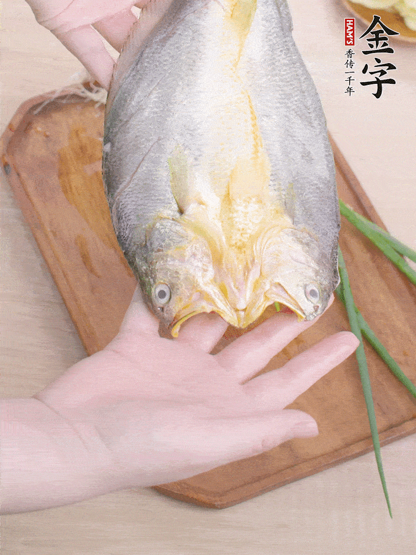 黃魚背部開刀，洗凈切花刀。適量鹽涂抹魚身兩面。